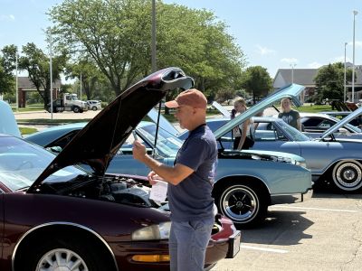 Winners Circle cars on Display ...
Being Admired and Inspected
