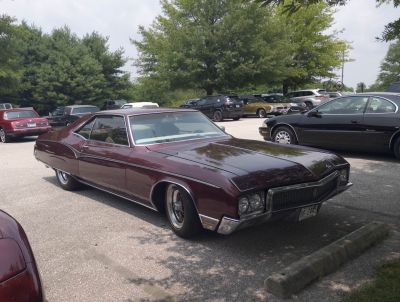 Rivieras in the lot … NOT Registered with the ROA … A slightly modified 1970
