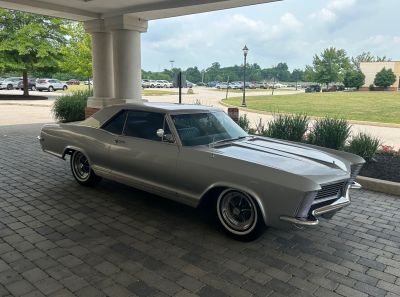 Rivieras in the lot … NOT Registered with the ROA … A Nice 1965
